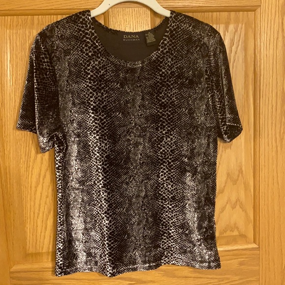 Dana Buchman - sharp, stretchy, and soft animal print short sleeve top. - Picture 7 of 7